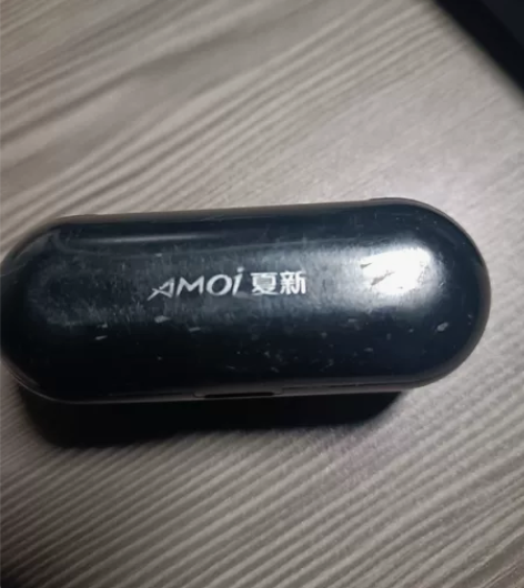 夏新蓝牙耳机 使用一切正常 充电仓可当充电...