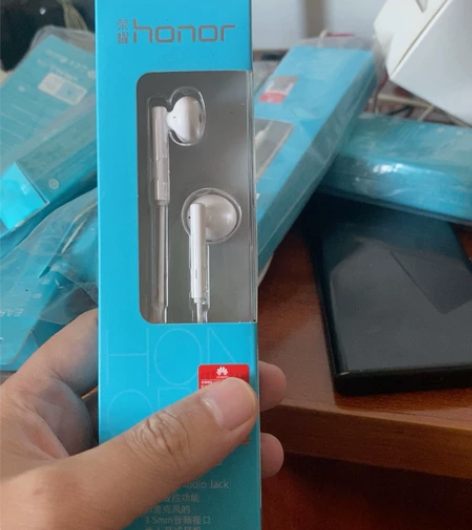 荣耀3.5mm音频接口半入耳耳机，店面关闭...