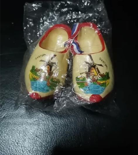 鞋摆件朋友送的闲置转让，大小见图全新带包装...