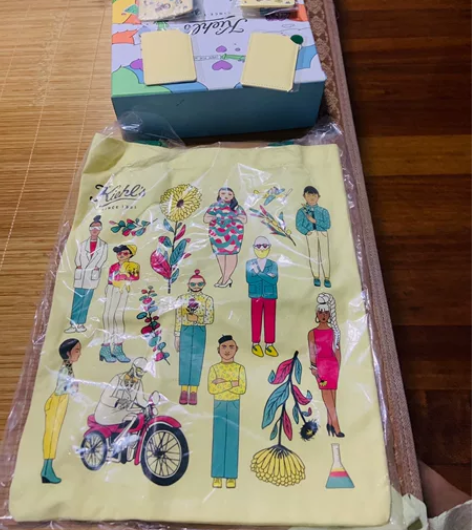 科颜氏一个购物袋，两个卡面镜子，两个卡包，...