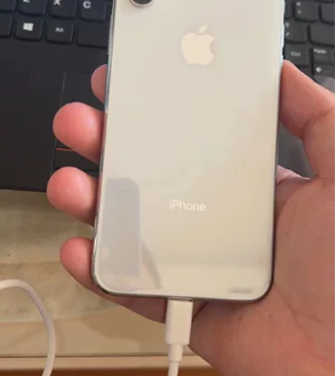 女生自用苹果 iPhone X1500元出...