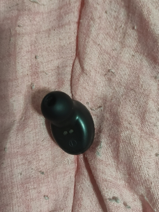 夏新蓝牙耳机F9一只，其余的掉了（买的时候...