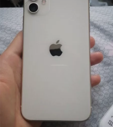 两部手机一起出 价格便宜 没啥大问题 苹果...