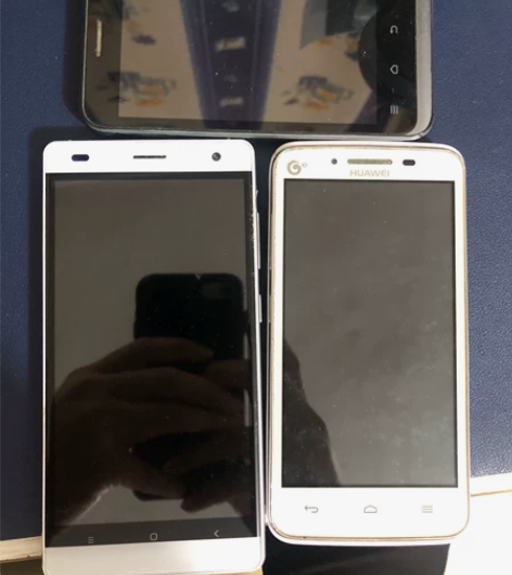 过时中兴手机两部,4G华为手机一部,共3部...