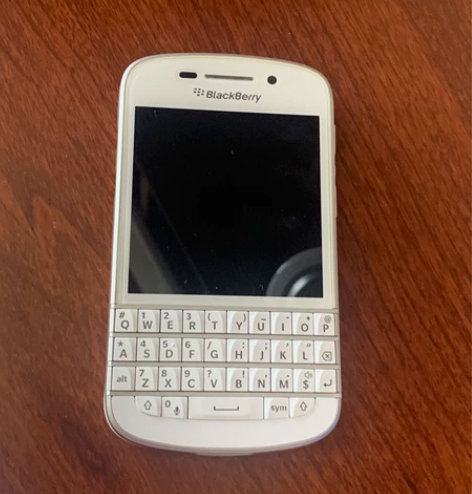 黑莓手机白色九成新16GB 感兴趣的话点“...