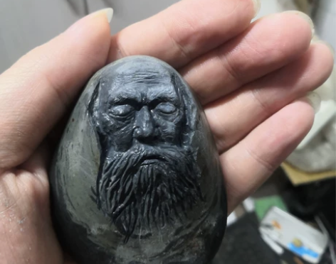普通青黑色石头纯手工雕刻，老人像，质朴雕琢...
