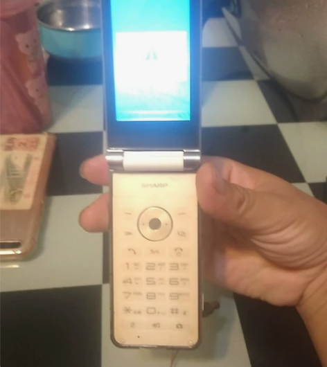 夏普sh6230c 夹点电开机，电池鼓了没...