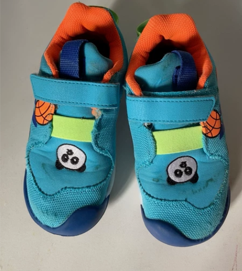 阿迪小童运动鞋 没咋穿,很新。59便宜出啦