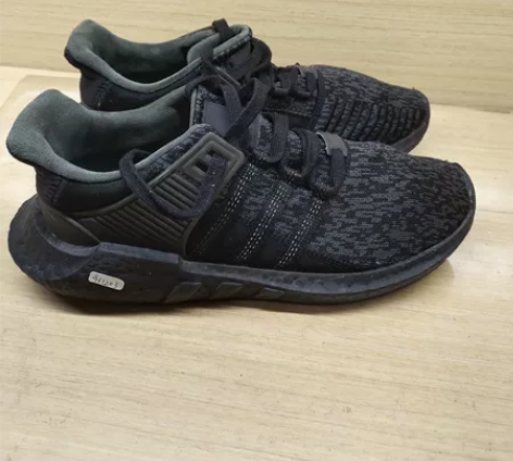 40码阿迪boost跑鞋 二手正品 支持鉴...