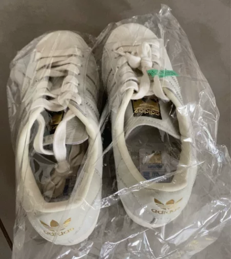 阿迪几乎全新的运动鞋 低价出售 刚从干洗店...