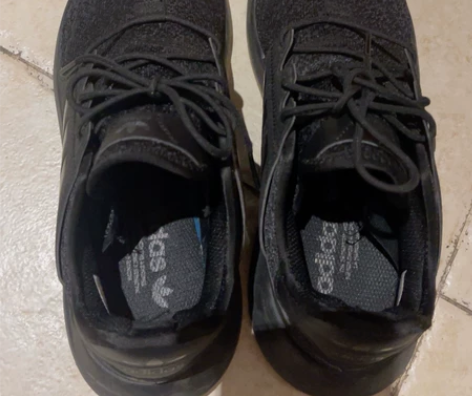 阿迪男士运动鞋  42尺码  专柜购入 感...