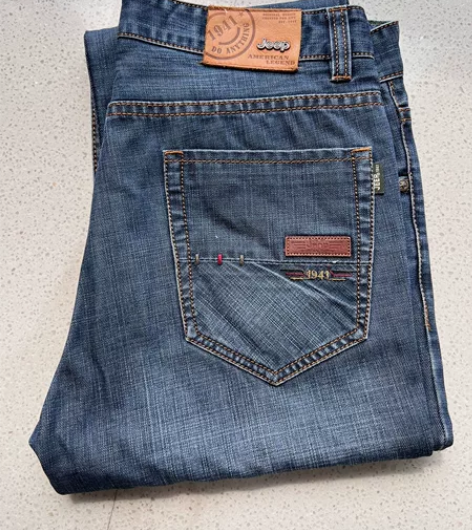 Jeep牛仔裤浅蓝色英寸33。裤长108臀...