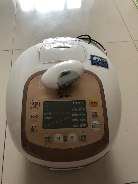 美的电压力锅 九九新仅用一次  原价七百多...