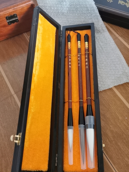 三支套装毛笔 ，盒子坏了。全新未使用，79...