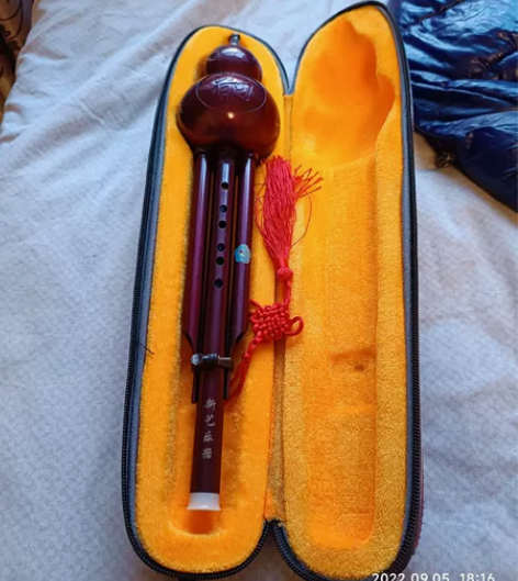 葫芦丝，有点小瑕疵，几乎没用过。现便宜处理...