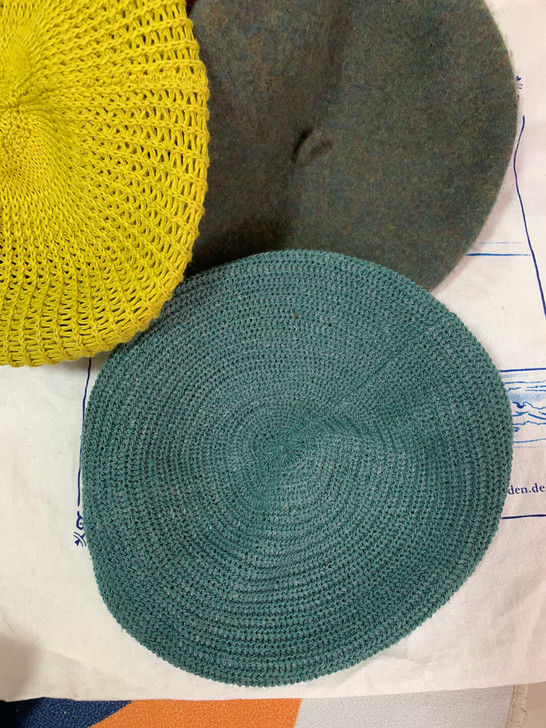 绿色系贝蕾帽、gap棕色鸭舌帽