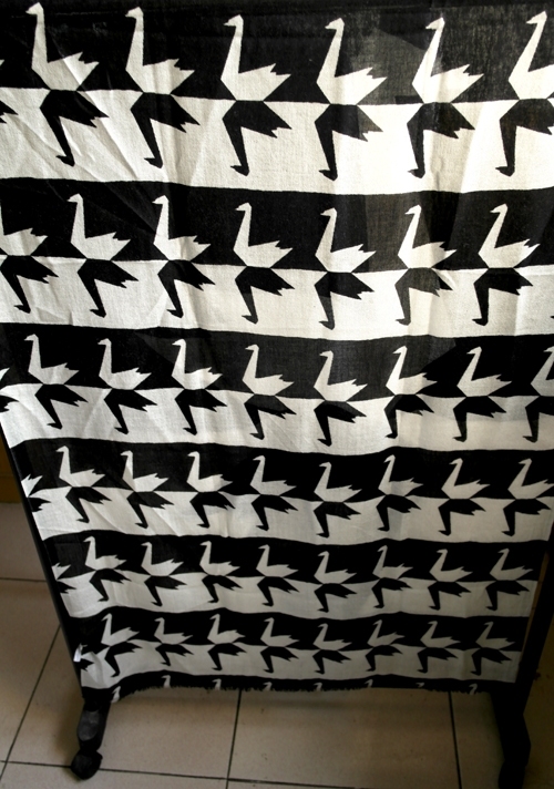 yarnz外贸单清，纯羊毛黑白千纸鹤围巾，...