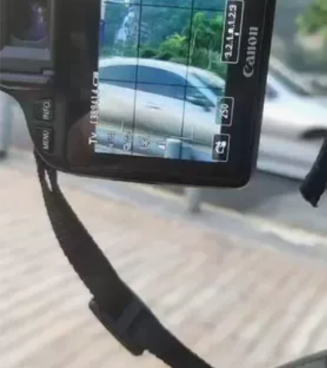 出手一台自用佳能100d套18-55的单反...