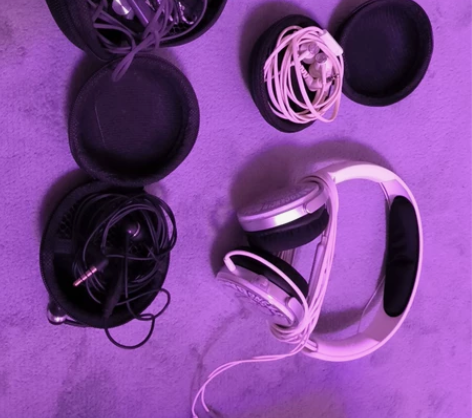 三条坏耳机和一个头戴式好耳机 三条坏耳机分...