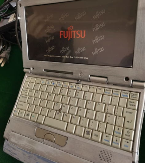 个人闲置，富士通8.9寸古董笔记本，能开机...