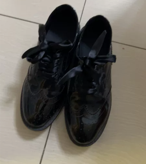 布洛克雕花女鞋 37码九新。 prada同...
