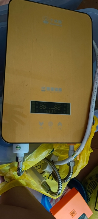 热水器全新的用了一个月左右，现在转让