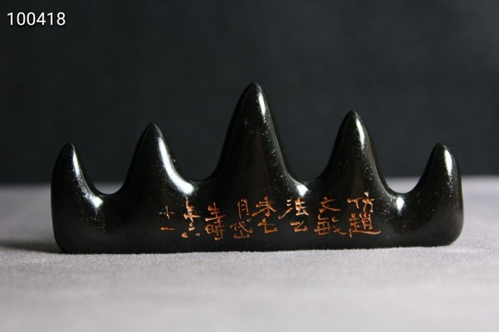 精品旧藏煤精石笔架