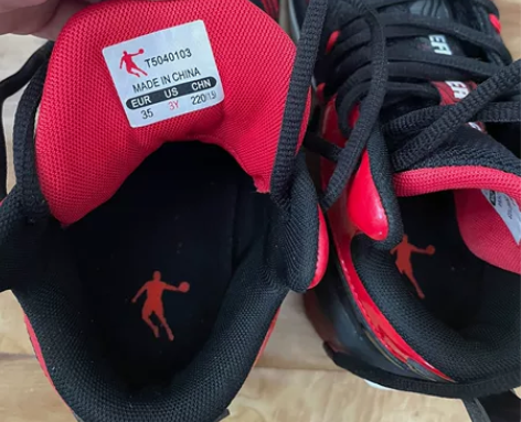 乔丹35码篮球鞋,买了不到一年,就在室内篮...