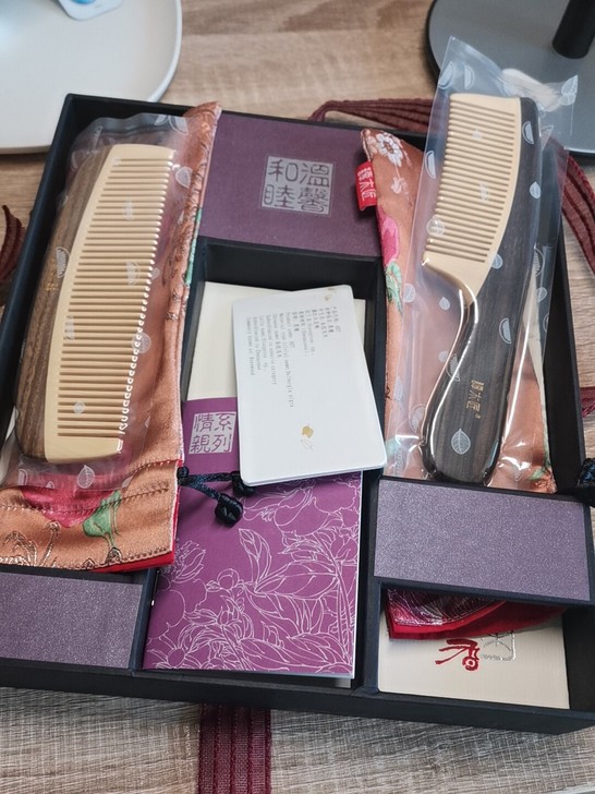 全新，谭木匠实木梳子套装礼盒，全新未使用，...