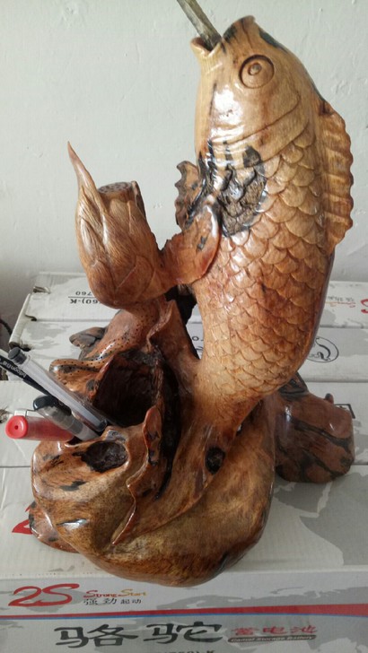 琥珀木做的笔筒，工艺品，摆件，鱼嘴放上东西...