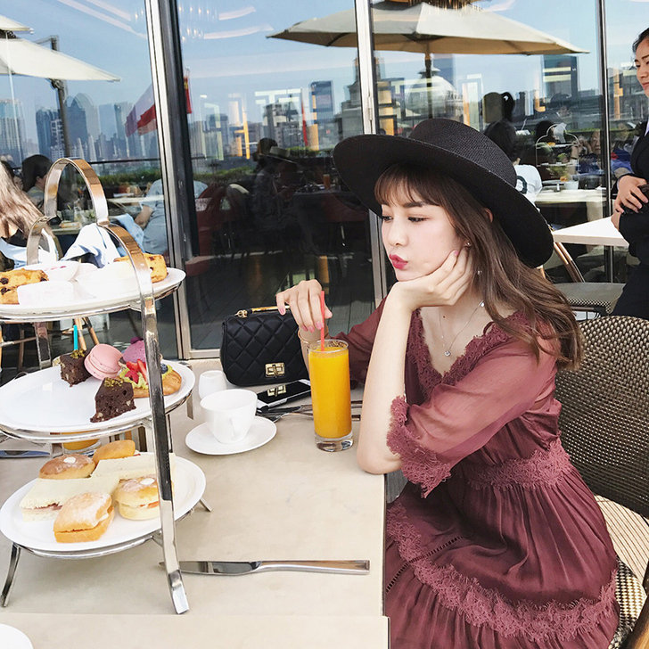 于momo2017夏装新款蕾丝拼接雪纺连衣...