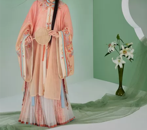 朋友购买赠送的七月夕明制汉服《落霞》，因所...