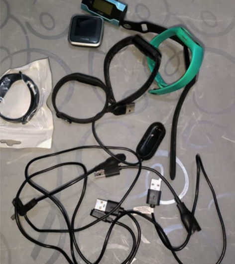 小米手环，智能手环，不知道是几了，可能是小...