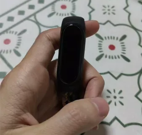 小米手环5nfc版，已经很小心啦，还是边缘...