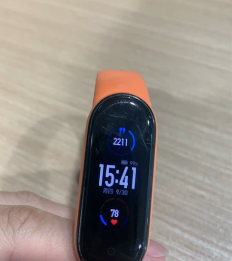 小米手环5 有划痕 如图有划痕 表带换过，...