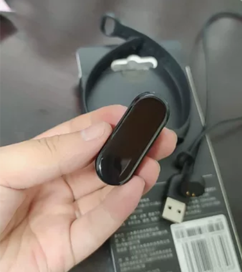 小米手环6 标准版，成色如图，8新吧，有剐...