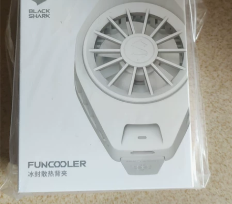 全新小米黑鲨冰封散热背夹白色 感兴趣的话点...