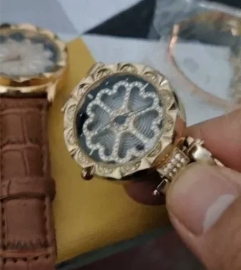 两个星空手表,一个可以动一个不能动,没电了...