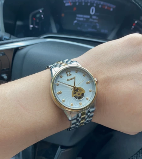 雷诺手表，全套附件都有，有金有钻，带保卡证...