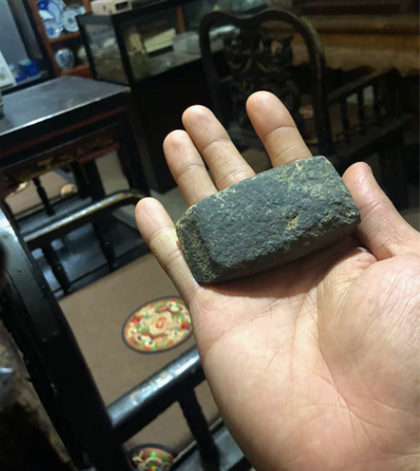 石斧，石器时代产物，品相完好，尺寸大小如图...