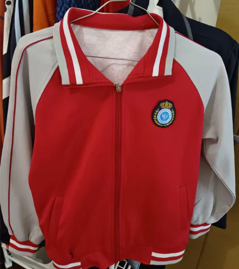 校服套装150 很厚实,上衣全新。裤子穿过...