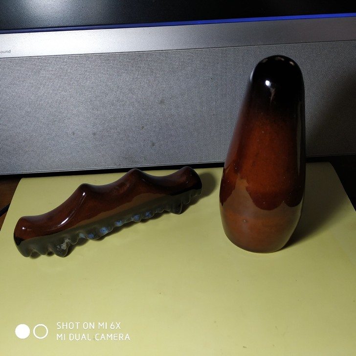 紫砂上酱色釉毛笔架一个，酱色插花器烧香器一个