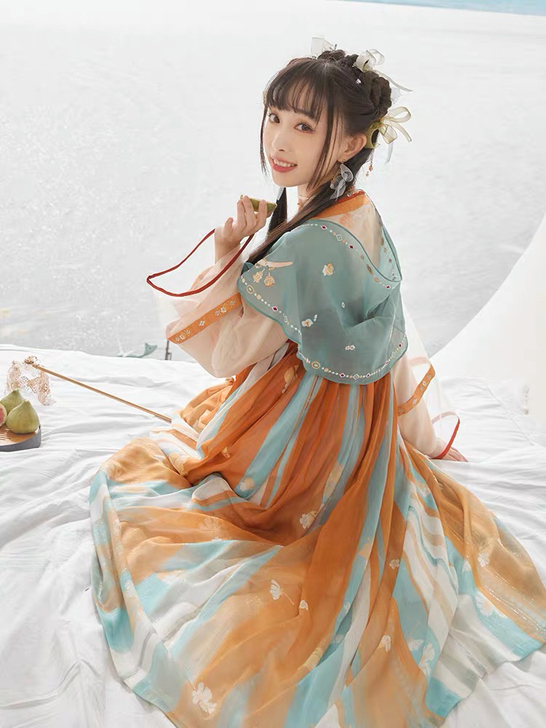 全新没洗过遇见神鹿正版汉服，抖音十三余官方...
