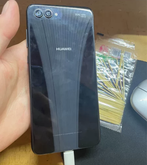 华为nova2s。 屏幕中间有线 6+64...