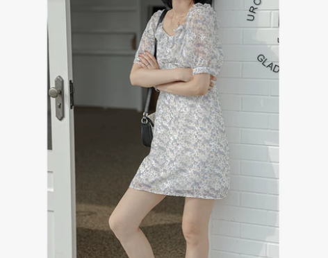 ?2021新款法式复古温柔风碎花方领连衣裙...