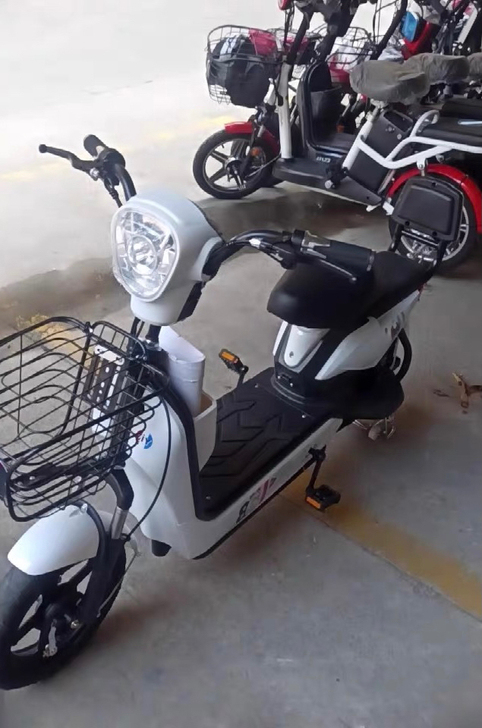 七彩飞扬 电动自行车 买来只是开过一次 男...