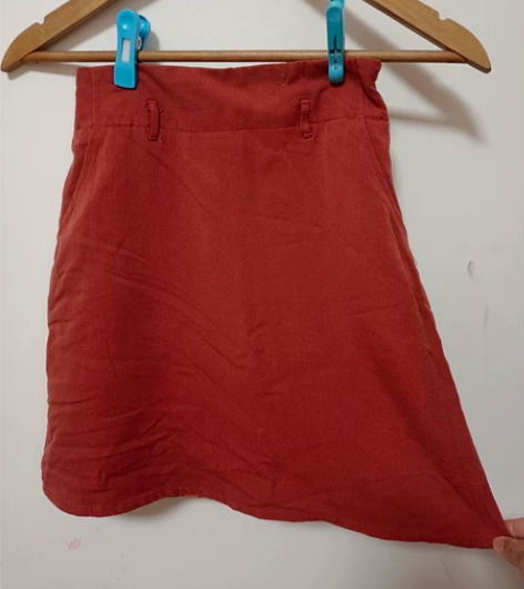 实体店买入A字裙 实物是漂亮的朱砂色 做了...