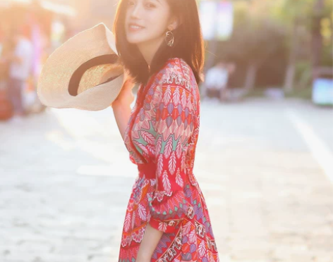 沙滩裙海边度假连衣裙子女夏2019新款三亚...