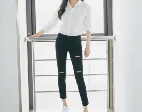 高腰设计感破洞牛仔裤女2022年新款黑色显...