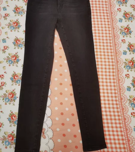 GUESS铅笔裤中腰牛仔裤已剪标水洗过，夏...